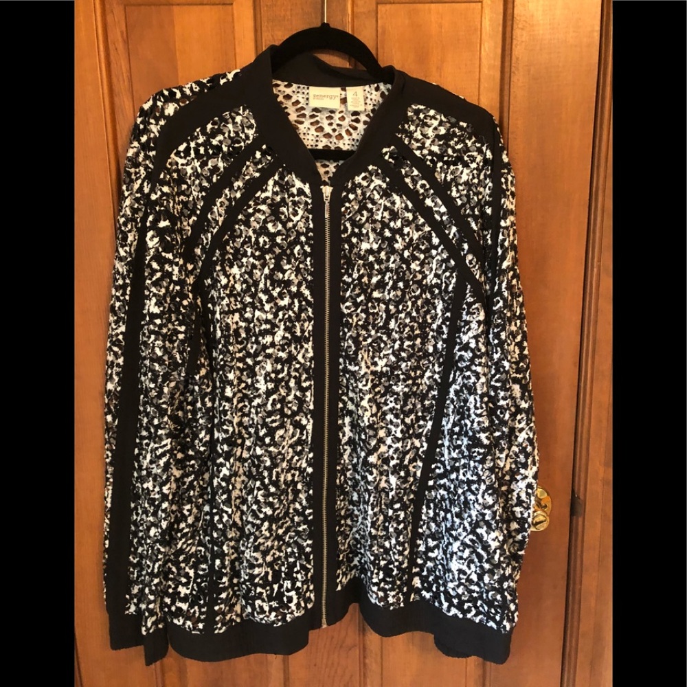 Chico’s Zenergy 4 Black and white jacket